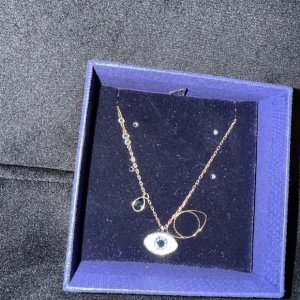 Roséguld halsband med blått öga - Vid köp av två eller fler får du dessutom välja en present 🎁❤️ (presenterna kan jag visa i DM eftersom de inte finns upplagda här).