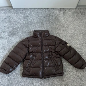 Moncler jacka (kids) - |Säljer nu denna Moncler barn jacka, den är i bra skick och helhetsintrycket är fint|Vid eventuella frågor är du välkommen att kontakta oss|