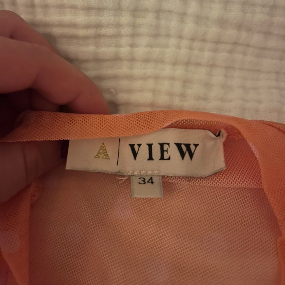 Orange mesh topp med prickar från A View - 2