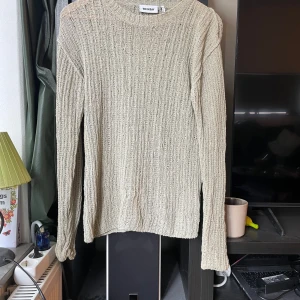 Khaki stickad tröja från Weekday - Stickad tröja från Weekday i storlek S. 84% bomull