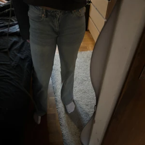 Bootcut jeans från 157 i ljusblå  - Ljusblå bootcut jeans från 157 i modellen 90's Boot. Jeansen har klassisk femficksdesign, medel midja och full längd. Tillverkade i jeansmaterial med snygg tvätt och raka ben. Perfekta för en avslappnad och trendig look. Använda fåtal gånger. Köpta för 400