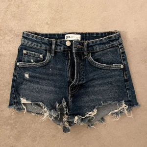 Mörkblå jeansshorts från Zara - Snygga mörkblå jeansshorts från Zara i stl 34