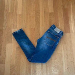 Nudie jeans - Säljer dessa sjukt snygga nudie jeans i storleken 27:32. De är i bra skick och sitter slim. Kontakta vid minsta fråga! (Samma par ligger ute på Vinted).