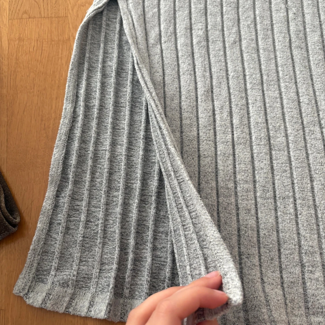 Grå ribbad långkjol i stickat material - 1