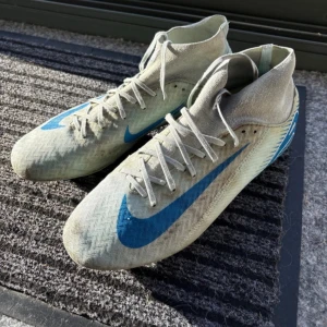 Nike pro fotbollskor - Inget fel på dessa över huvud taget, inget hål och de går säkert o gö finare om man lägger ner lite tid. Använd ett par månader och köpte för 1499kr i butik. Vid frågor kontakta pris kan diskuteras 