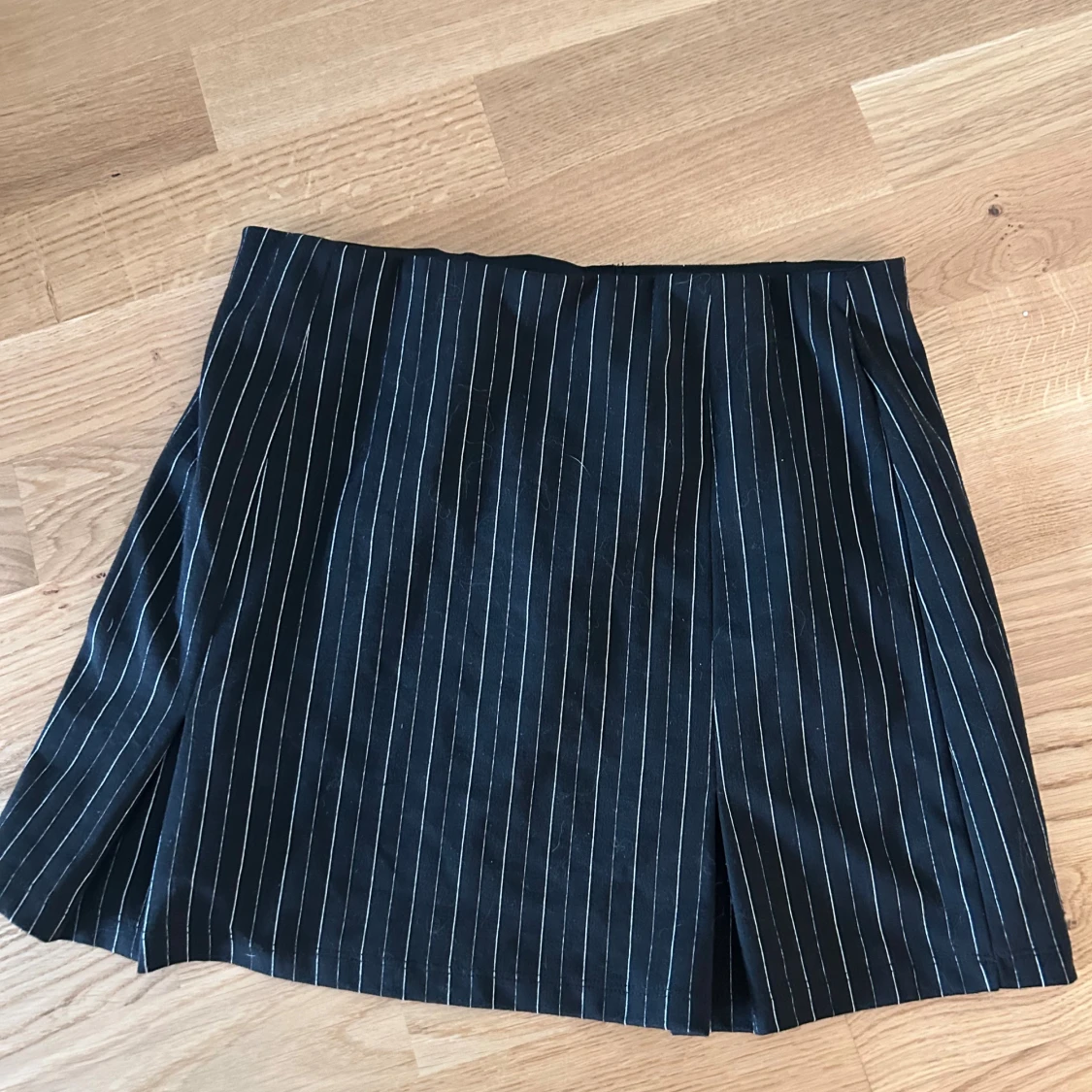 Svart kortkjol med vita ränder