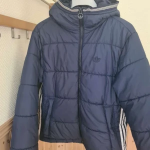 Vinterjacka - Varm vinterjacka från adidas. Passar både tjejer och killar men de är en herrmodell.