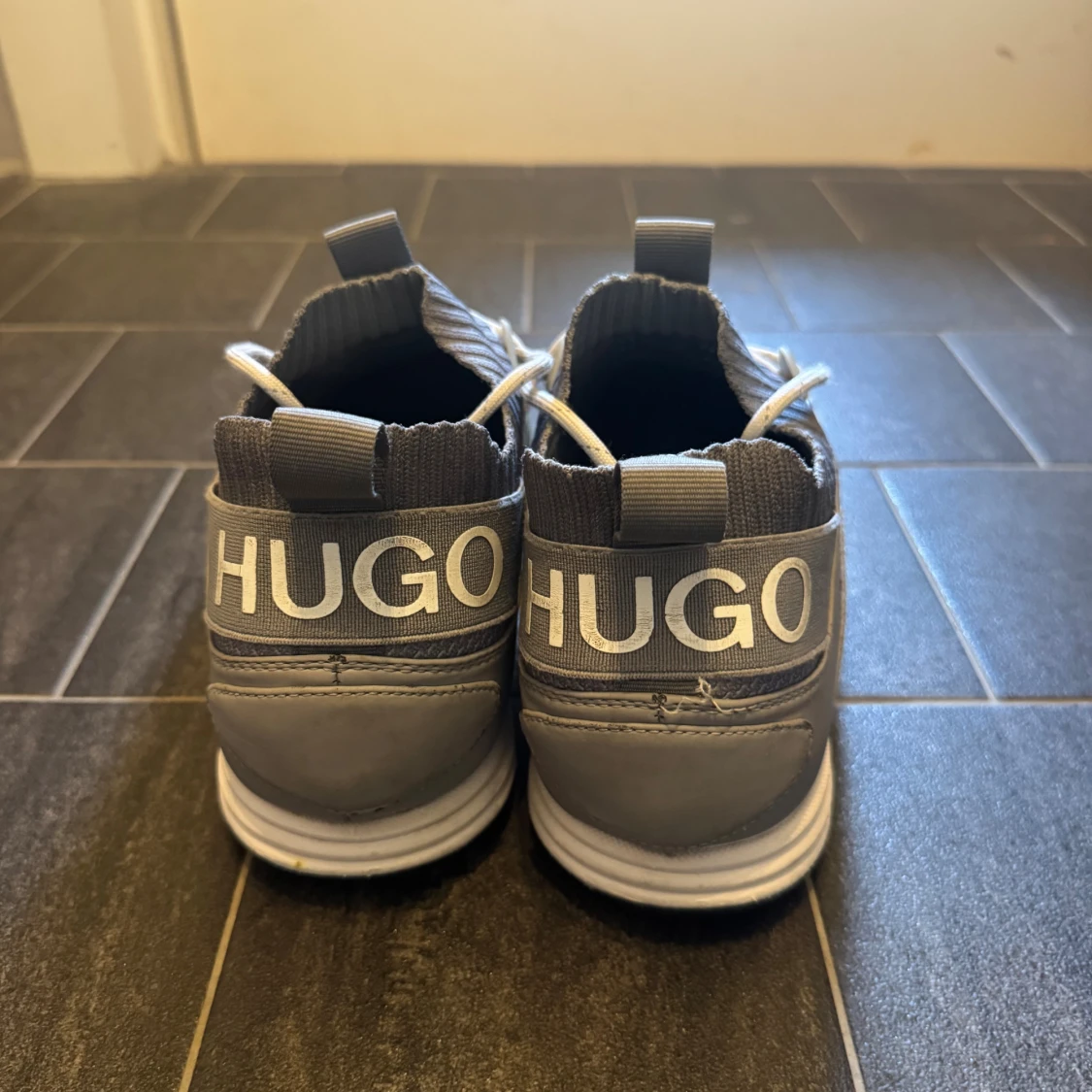 Grå sneakers från Hugo med mesh - 3