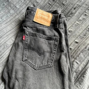 Levi's Premium jeans straight fit 551z - Snygga svarta Levi's Premium 551z jeans med klassiska raka ben. Jeansen har en tydlig vintagekänsla, ikonisk läderpatch bak och den röda Levi's-taggen på bakfickan. Använda ett fåtal gånger, inge defekter ser helt nya ut. Nypris 1400.