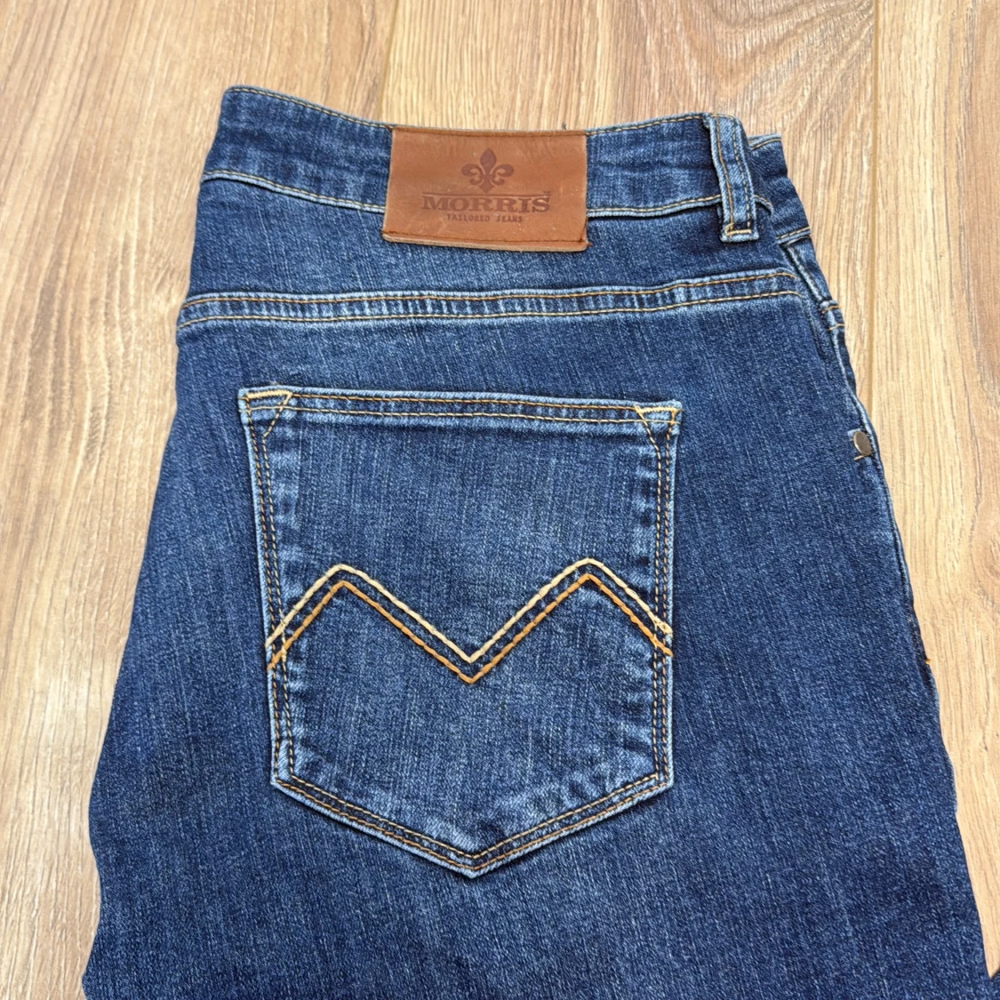 Morris blå jeans med broderad detalj - 1