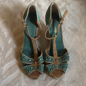 Turkosa sandaler med nitar och klack - Klackskor från 2000s talet vintage och i fin turkos färg hög klackar. Priset på 2000s låg på 3000kr nu 1200kr mitt pris är 850kr går inte ner då dessa klackar är märkes och väldigt vintage pärlor 🫶🏽