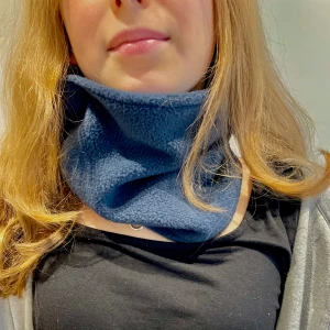 Mörkblå fleecebuff - Säljer mjuka fleece buffar i mörkblå. (Handsydda)💖