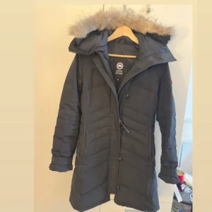 Svart dunjacka Canada Goose med päls - Säljer en äkthetsgaranterad Canada Goose Lorette Parka i storlek M och färgen svart. Jackan är i mycket fint skick och har bara använts sparsamt.  ✅ Detaljer 	•	Modell: Lorette Parka 	•	Färg: Svart 	•	Storlek: M (normal passform) 	•	Äkta coyote-päls på huvan (avtagbar) 	•	Vattenavvisande Arctic-Tech®-material 	•	Fyllning: 625 Fill Power White Duck Down 	•	TEI 3 (komfort ner till ca –20 °C) 	•	Praktiska fickor med fleecefoder  💰 Pris 	•	Inköpt för 14 000 kr