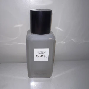 Victoria's Secret Tease Crème Cloud | 75 ml - Parfymflaska från Victoria's Secret i modellen Tease Crème Cloud. Rymmer 75 ml.
