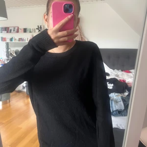 Svart stickad tröja från Vila - Säljer en svart stickad tröja med rund halsringning och långa ärmar. Tröjan har ribbade muddar vid slutet av ärmarna. Den är använd fåtal gånger och få defekter förekommer (lite nopprig)💕💕