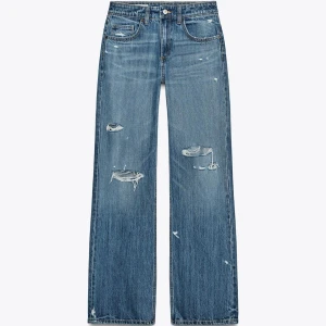 Blåa wide jeans med slitningar - Säljer ett par blåa jeans med breda ben och slitna detaljer på både fram- och baksida. Jeansen har klassisk femficksdesign, låg midja och är tillverkade i denim. Perfekta för en avslappnad och trendig look. Så populära och snygga, men tyvärr för stora på mig ❣️