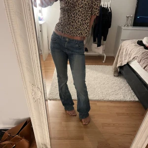 Lågmidjade jeans! - Jeansen har lite defekter. Ni ser på på de sista bilderna. På sista bilden ser ni att jag gjort ”skosnöre tricket” men de syns inte utanpå!💕dom är för stora på mig.