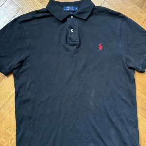 Polo pike - Polo ralph lauren pike|storlek M|fint skick|inga defekter|svart|lite smutsig men går bort i tvätten|