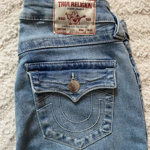 True religion Jeans - Säljer ett par ljusblå jeans från True Religion. De är Mid Rise men skulle vilja säga att de är ganska så lågmidjade. Väldigt bra skick då jag bara använt de två gånger. Pris går att diskuteras!