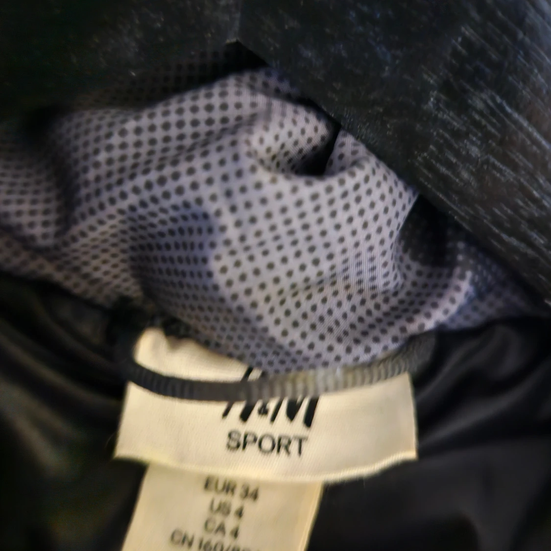 Svart dunväst med huva från H&M Sport - 2