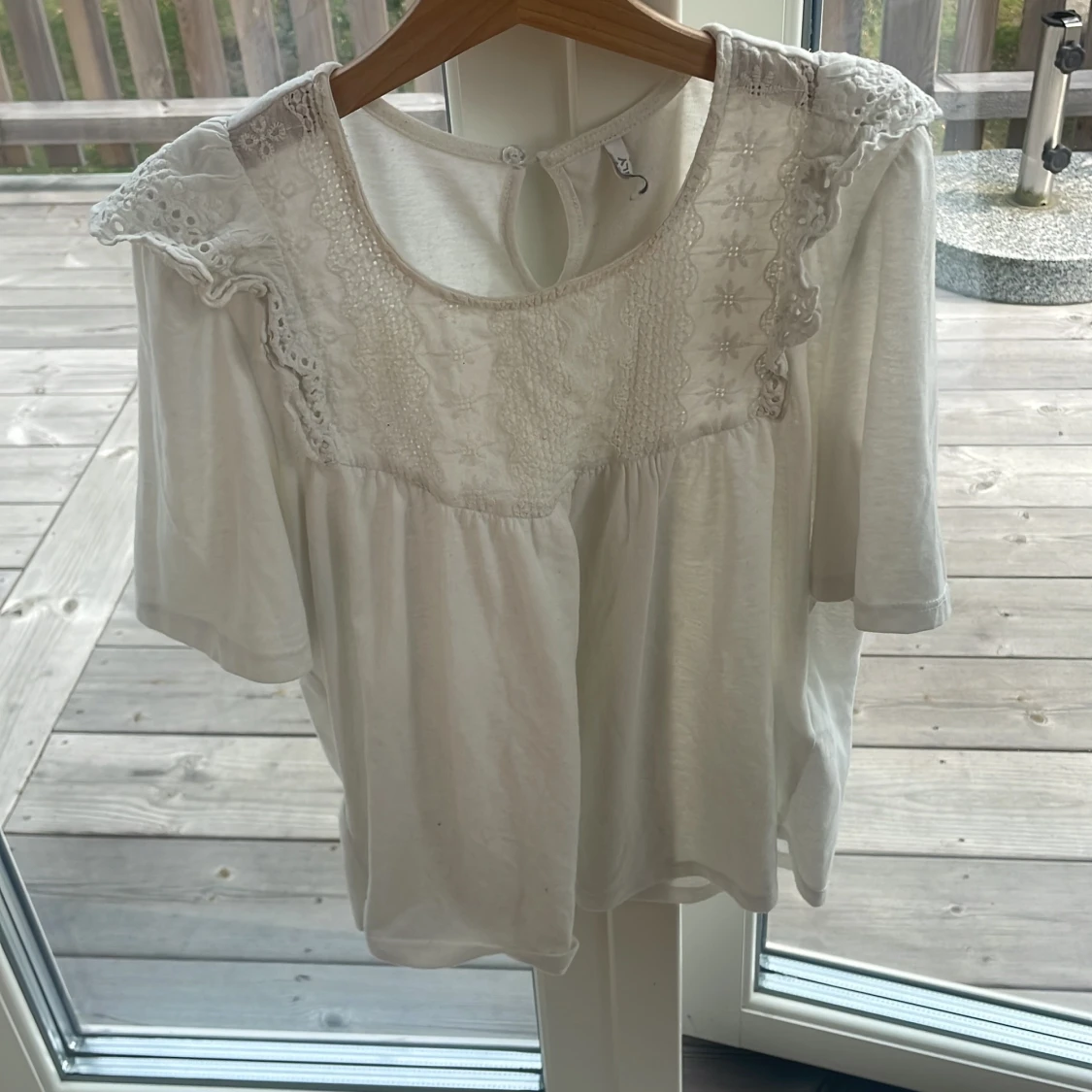 Vit blus med spetsdetaljer