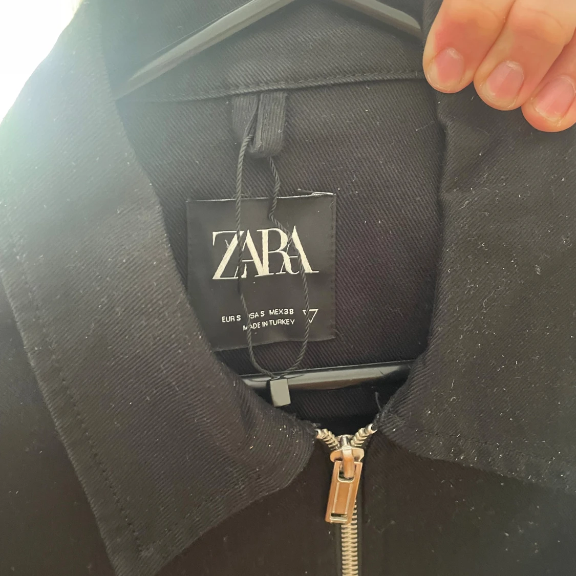 Svart overshirt från Zara med dragkedja - 2