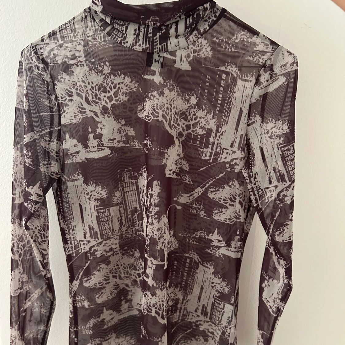 Brun mesh polotopp med stadsmotiv - 1