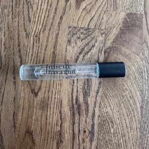 Juliette Has a Gun parfym 7,5 ml - Ren och unik En doft gjord av ett enda element som kallas Cetalox. En perfekt parfym för dig som gillar skin-scents. En annan fördel med just denna sammansättning är att den är helt fri från allergener. Resultatet är minimalistiskt, elegant, rent. Juliettes ikoniska doft! Nypris 379kr. 