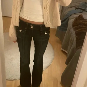 Bootcut jeans 2000s vibe - Snygga mörkblå jeans med bootcut passform och låg midja. Två små fickor där fram. Tydliga sömmar framtill ger en cool look. Perfekta för dig som gillar Y2k Stilen eller 2000s stil🎸De har inga fickor där bak. Storlek 158 men om ni undrar mått så kan ni alltid fråga 💓