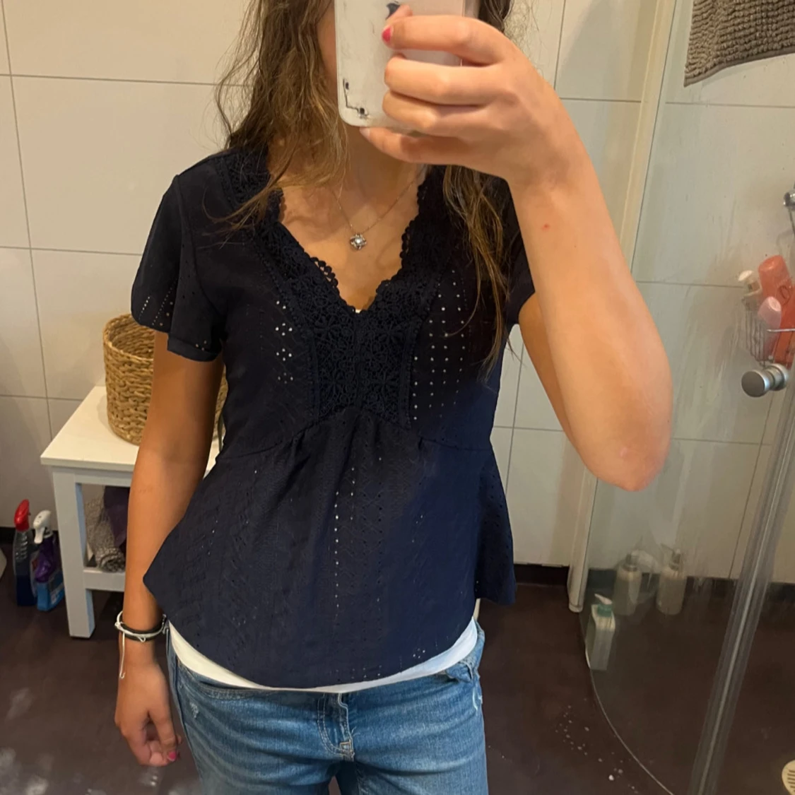 Mörkblå blus med spetsdetaljer - 1