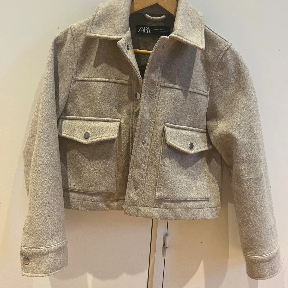 Beige overshirt från ZARA i ullmix - 1