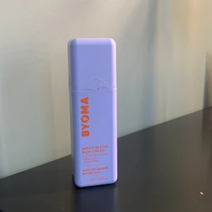 Byoma moisturiser  - En skön kräm. Använd 2-3 pumpar av den inpricip full. Säljer då jag fick en ny. Pris går alltid att diskutera vid snabb affär och det är bara att skriva vid fundering. Ny pris 229kr.