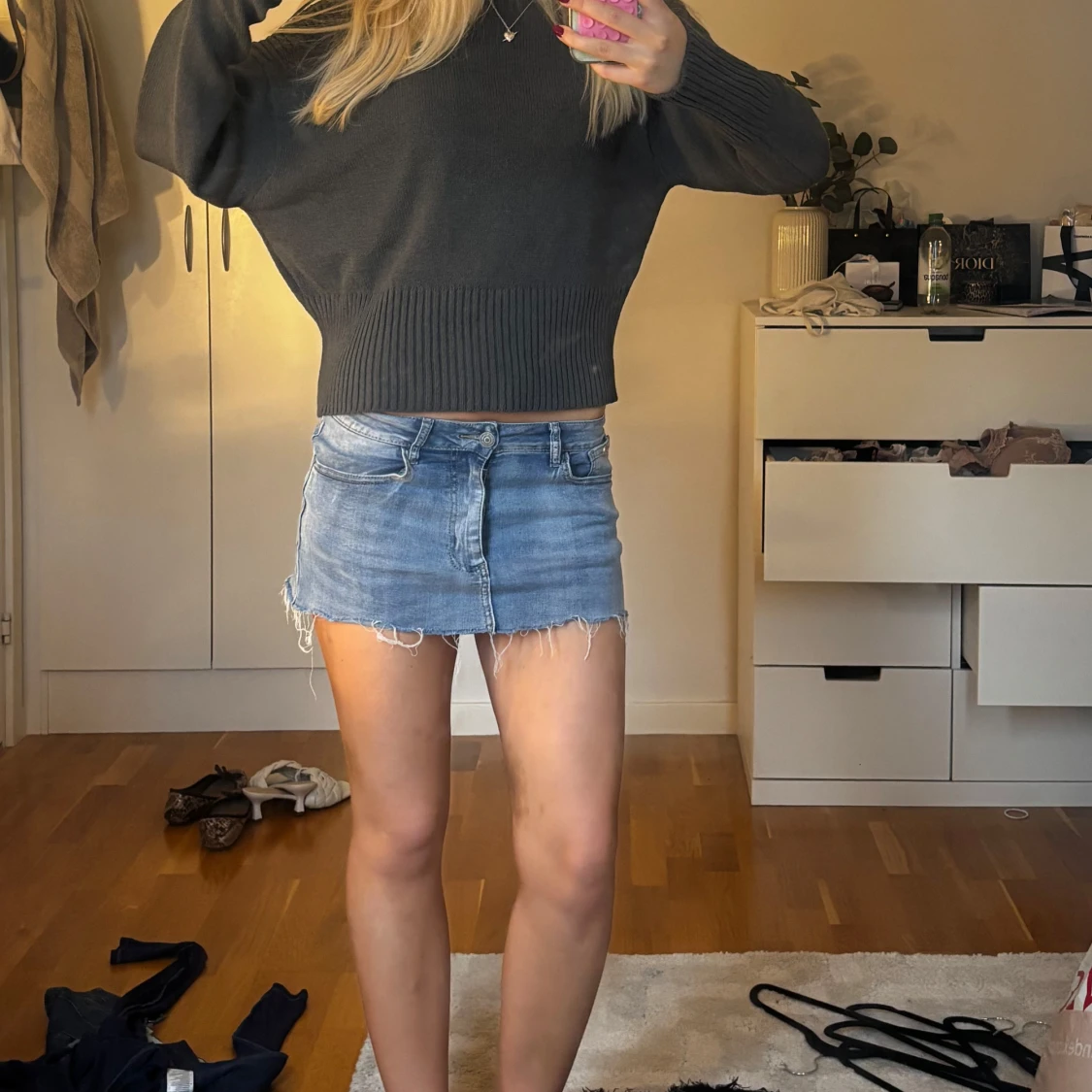 Blå lågmidjad jeanskjol med fransig kant - 1