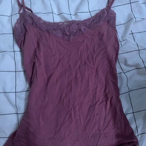 Spetslinne  - Bara ett vanligt rosa spets linje väldigt simpelt men jätte fin😉