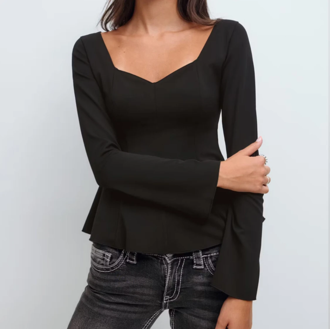 Svart långärmad blus med v-ringning