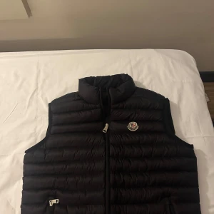 Svart dunväst från Moncler M - Säljer en svart dunväst från Moncler i storlek M. 