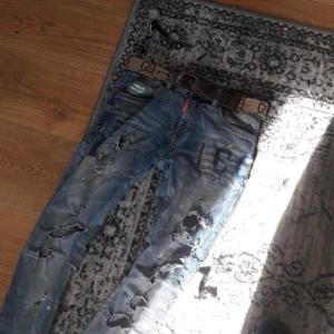 DSQUARED2 jeans - Här har vi ett par sköna DS2 jeans gjorda av mig! Dom är till för grabbar i stolek 158/164 o inte mer dom passar bra för grabbar som vill ha en clown look i värmen eller i skolan/gymnasiet!