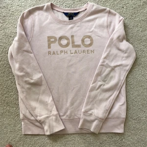 Ljusrosa tröja från Polo Ralph Lauren - Ljusrosa sweatshirt från Polo Ralph Lauren med logotryck framtill. Jag vill sälja den för att den har blivit för liten för mig. Köpte den i USA, pris kan diskuteras🥰.