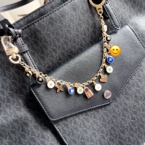 Väsksmycken LV - Helt ny lv Väsksmycke passar på alla väskor. 