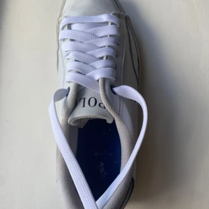 Vita sneakers från Polo  - Snygga vita sneakers från Polo Ralph Lauren i storlek 38. Pris kan diskuteras så tveka inte på att fråga! 👌