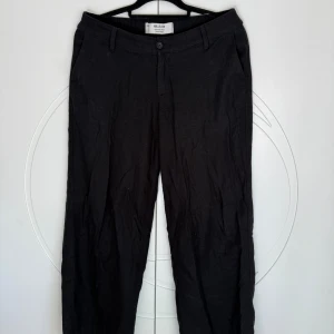 Svarta super lågmidjade linnebyxor från Hollister - Svarta byxor från Hollister med ultra låg midja och baggy passform. 