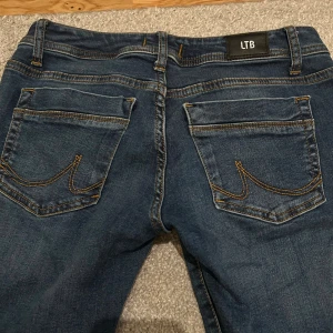 LTB jeans  - LTB valeire jeans i en blå färg. Mått: - lapp W27 L32 - Midja tvärs över 36 cm  - Innebenslängd 78 cm  - Midjehöjd 17,5 cm  - Benvidd längts ned 19,5 cm  - Stretchigt bekvämt material 💕