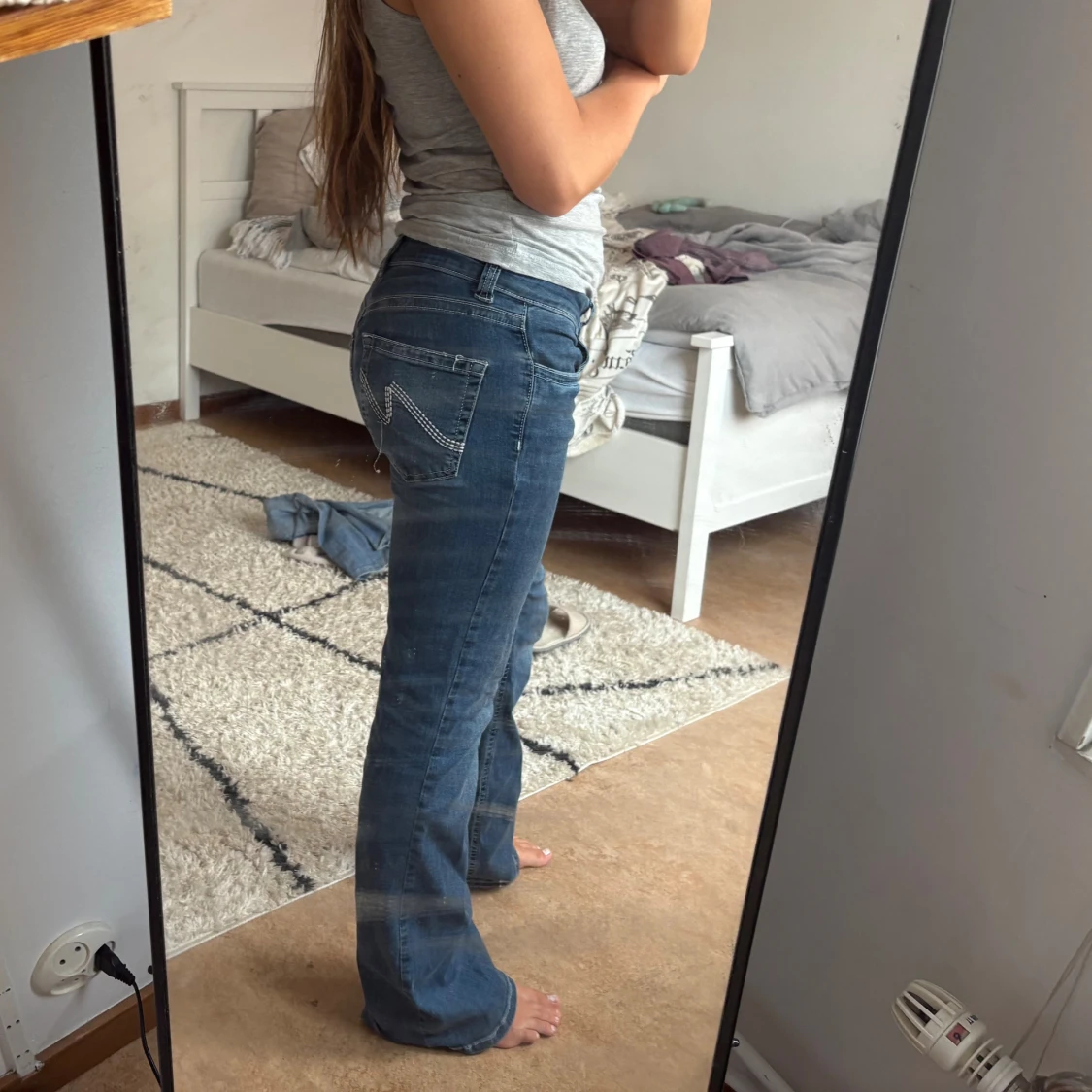 Blå bootcut jeans med broderade fickor - 3