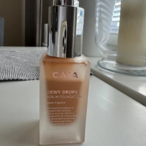 Caia dewy drops serum foundation  - Fick den i present för en månad sen, har försökt att få den att passa mig men den är tyvärr för mörk för mig. Färgen 30W. Syns på bilden hur mycket det finns kvar .