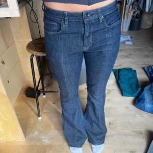 Avora Bootcut mörkblå jeansbyxor - Avora jeans som e typ oanvända använda ett fåtal gånger så i väldigt fint skick. Har sprättat upp längst ner för dom va lite för korta.