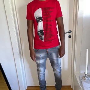 Philipp Plein t shirt röd strl S  - Säljer en pp t shirt i storlek S. Helt ny, fin replika med grym kvalitét. Pris: 700kr. Modellen är 175 väger ca 67 kg. Först till kvarn som gäller 