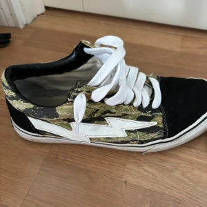 Revenge x Storm sneakers camo - Säljer ett par Revenge x Storm sneakers med camouflagemönster i ett okej skick ✌🏻