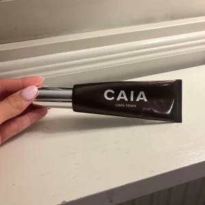 CAIA Cape Town bronzer i pumpflaska - Säljer en CAIA Cape Town bronzer i en snygg mörkbrun tub med silvrig pump och lock. Perfekt för att ge ansiktet en solkysst look. Smidig att använda tack vare pumpen och lätt att ta med i necessären. Helt ny aldrig använt 