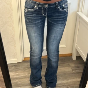Lågmidjade utsvängda jeans  - Säljer nu snyggaste jeansen nånsin från Grace in LA!😍 Vintage och svåra att få tag i. Storleken är 26, passar xs-s och är stretchiga och bekväma.  Innerben: 84 cm, midja rakt över: 37 cm  Kom privat för fler mått eller frågor🥰