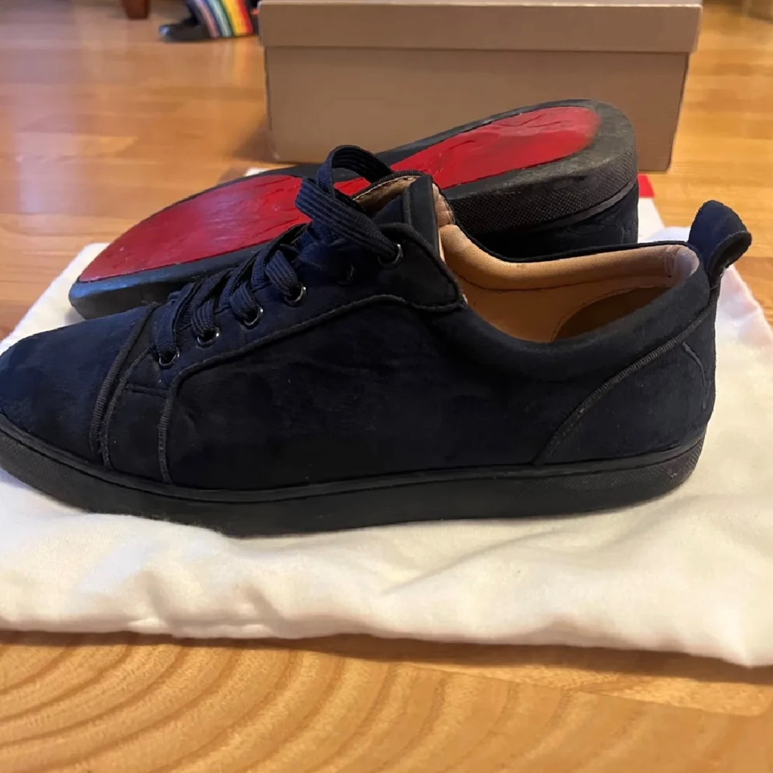 Mörkblå mocka sneakers från Louboutin - 1